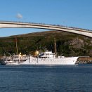The Royal Yacht under the Stokkøy Bridge (Photo: Ned Alley / NTB scanpix)